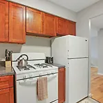 Inviting 2-Bedroom Prime Chicago Apt - Oakdale 512