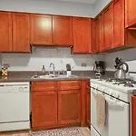 Inviting 2-Bedroom Prime Chicago Apt - Oakdale 512