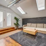 Top Floor In The Heart Of West Town! Perfect For Any Group And Pet Friendly! Apts