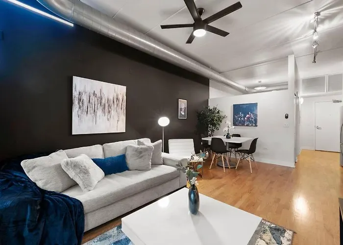 Sleek 2 Bed 2 Bath Condo In Trendy Fulton Market