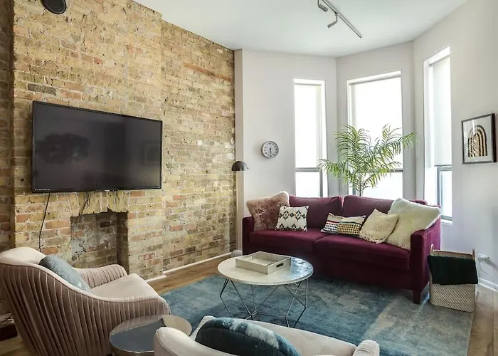 Beautifully Remodeled Second Floor Flat In River North - 2N