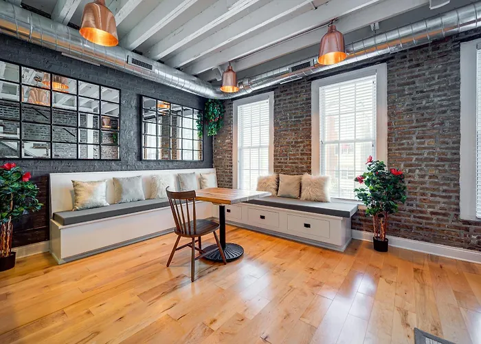 Top Floor In The Heart Of West Town! Perfect For Any Group And Pet Friendly! Apts
