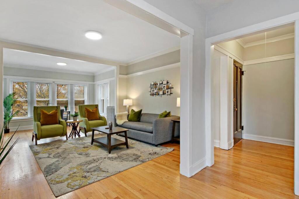 2br Roomy Apt Near Shops, Dining And Transpo - Eastwood 3f Apartment Chicago
