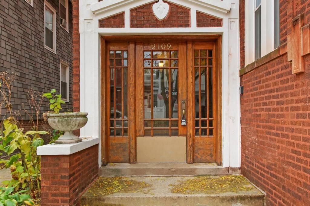 Apartment 2br Roomy Apt Near Shops, Dining And Transpo - Eastwood 3f