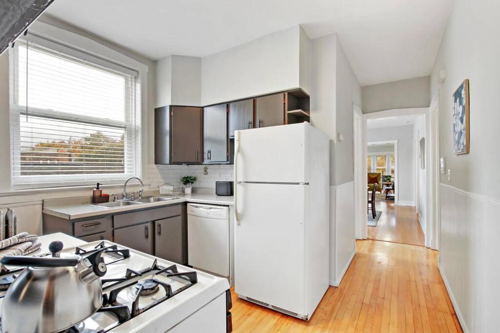 2br Roomy Apt Near Shops, Dining And Transpo - Eastwood 3f Apartment