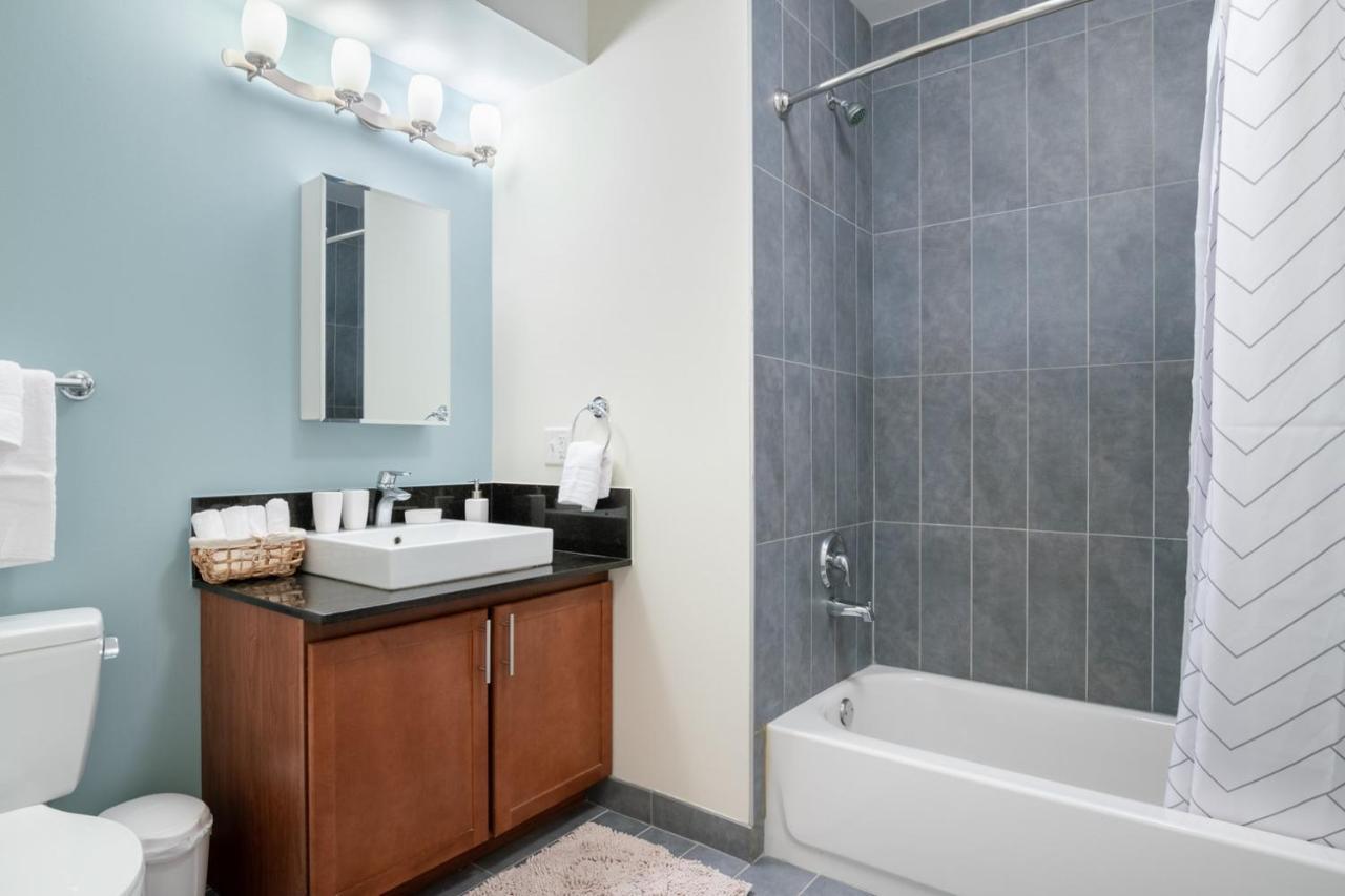 Loop W Pool Gym Nr Theatre District Chi-272 * Chicago