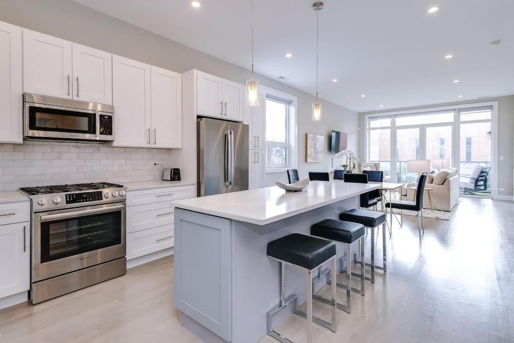 Stunning #2 - Downtown River North *