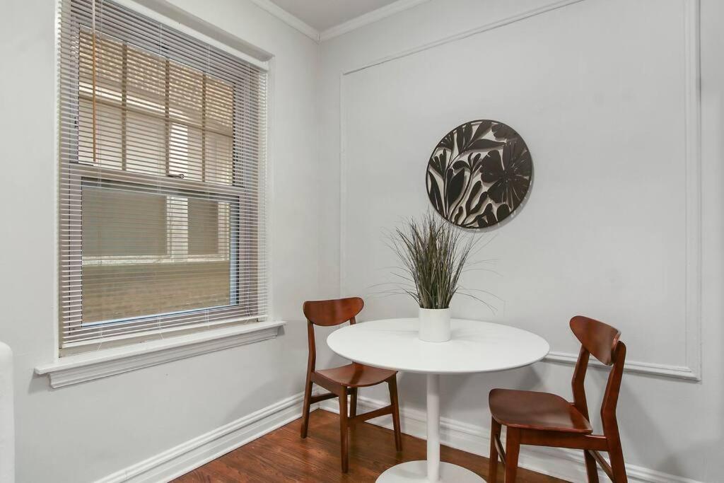 Modern And Minimalist Studio - Bstone 105 And 108 Rep Chicago