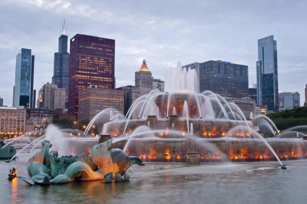 Mccormick 2br-2ba For Up To 8 Guests With Skyline View, Optional Parking & Gym Access * Chicago