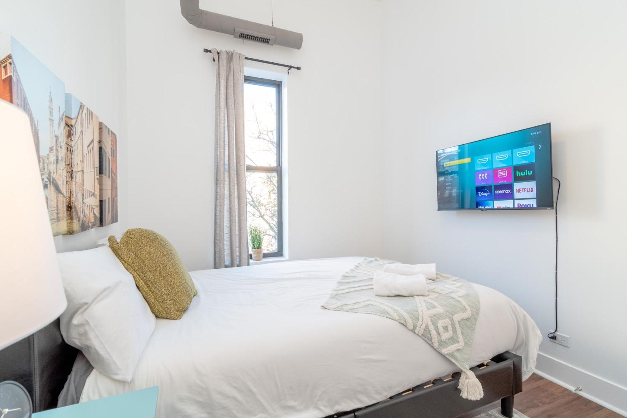 Mccormick Place 3br-2ba With Optional Parking - Sleeps 8 Apartment