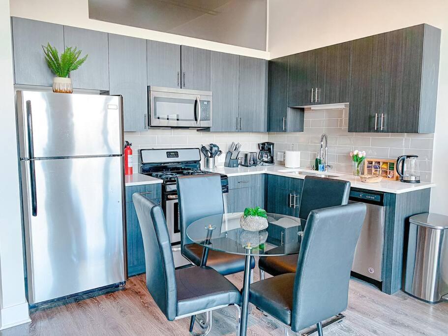 Mccormick 2br-2ba Family Unit For Up To 8 Guests With Optional Parking & Gym Access Apartment Chicago
