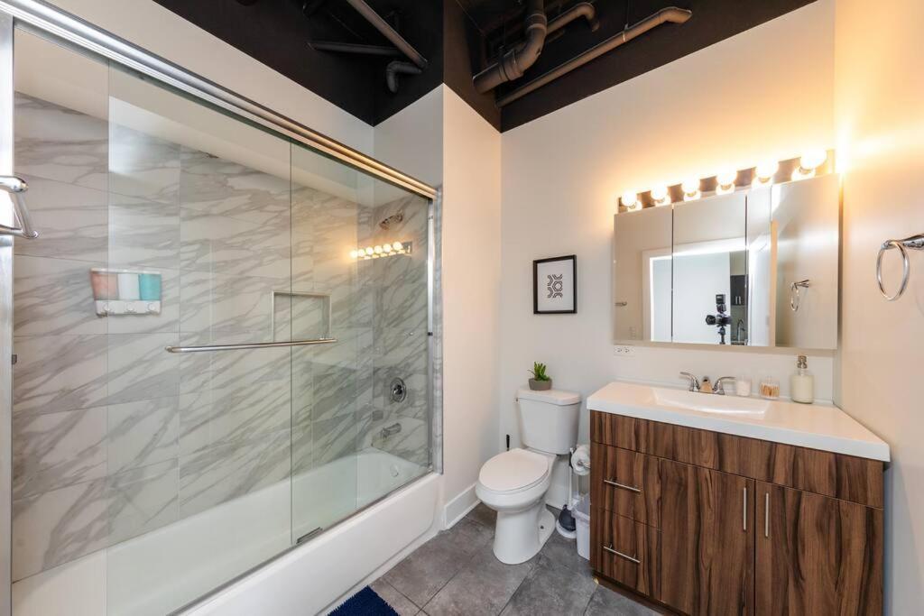 Mccormick 2br-2ba Family Unit For Up To 8 Guests With Optional Parking & Gym Access * Chicago