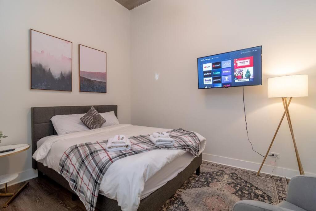 Mccormick 3br-2ba Family Unit For Up To 8 Guests With Optional Parking & Gym Access Chicago