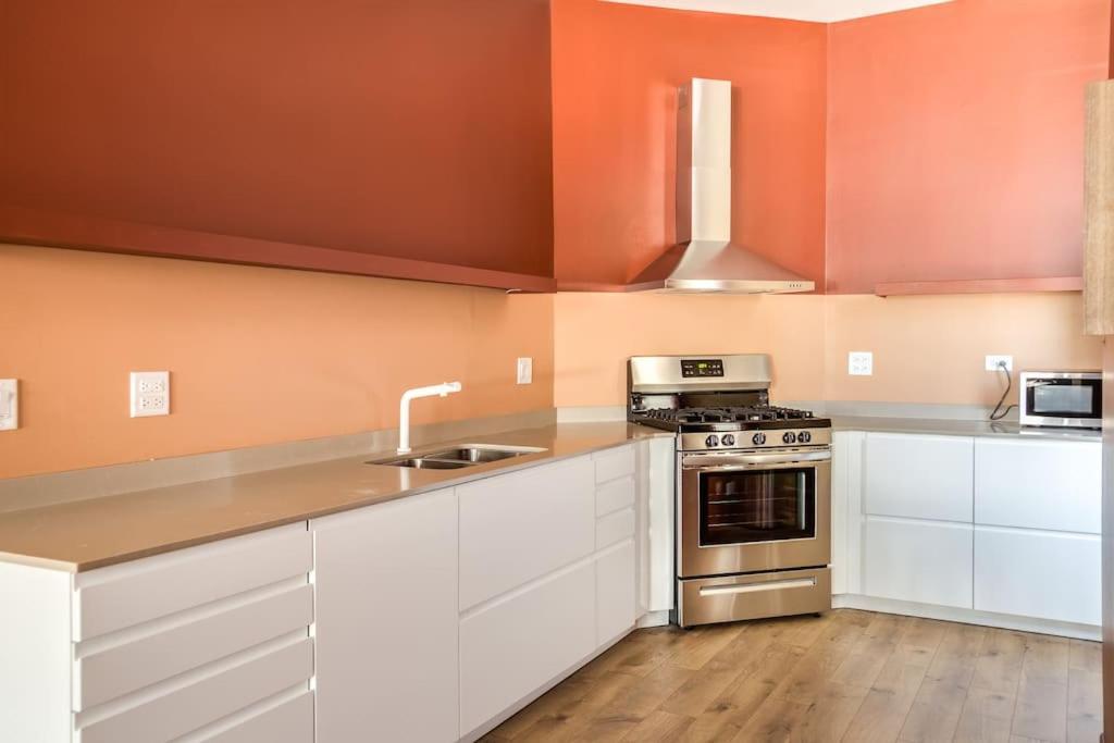 The Orleans - Floor 2 Private Roof Deck Patio Apartment *