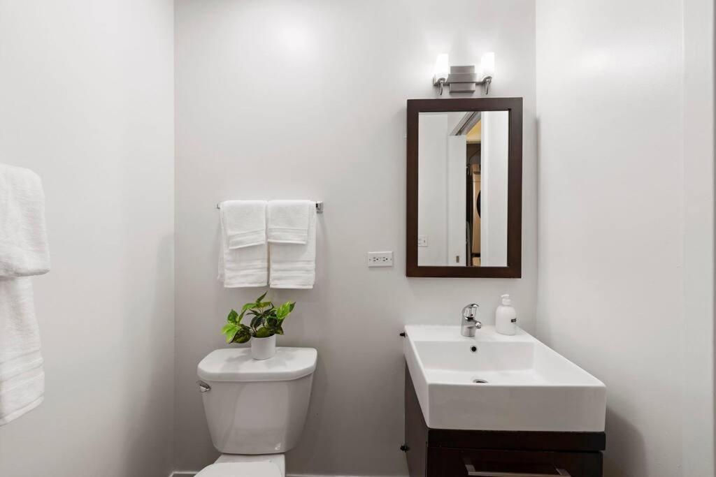 Sleek 2 Bed 2 Bath In Trendy Fulton Market