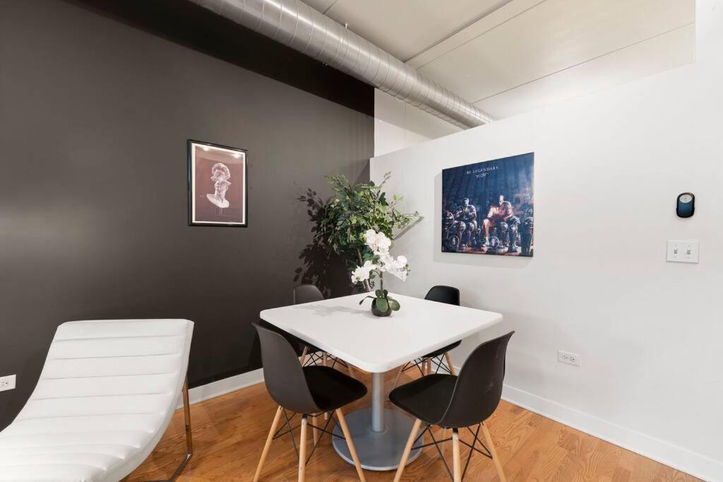 Sleek 2 Bed 2 Bath In Trendy Fulton Market