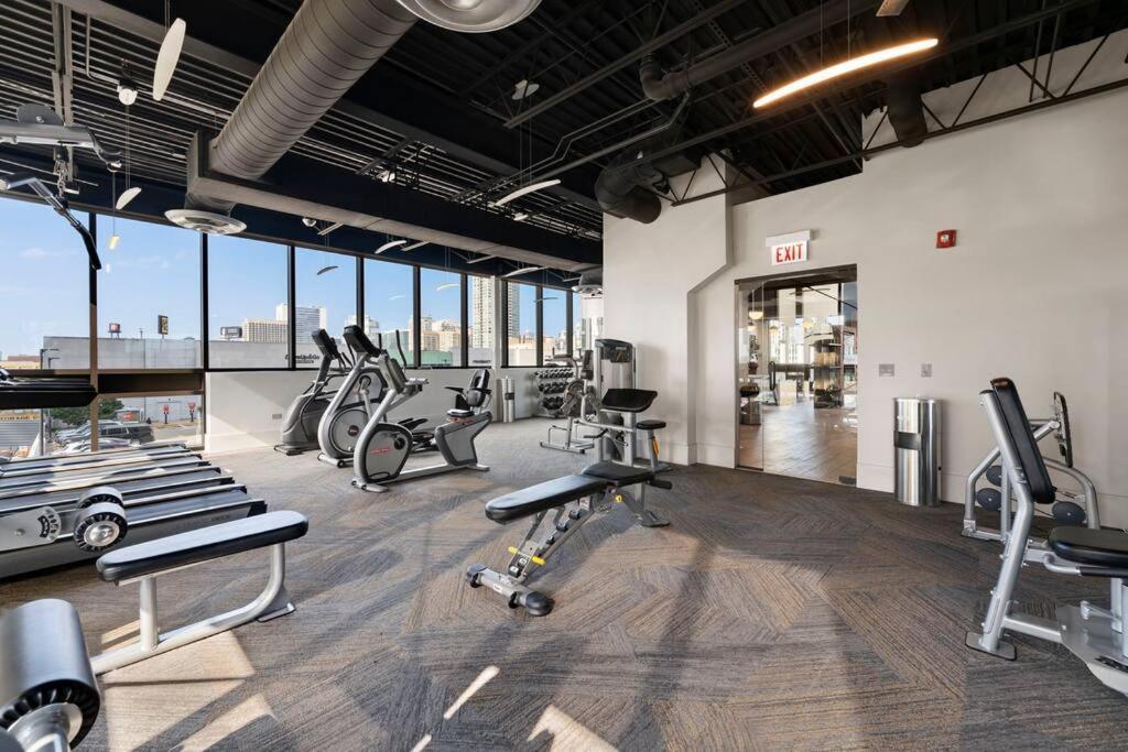 Sleek 2 Bed 2 Bath In Trendy Fulton Market