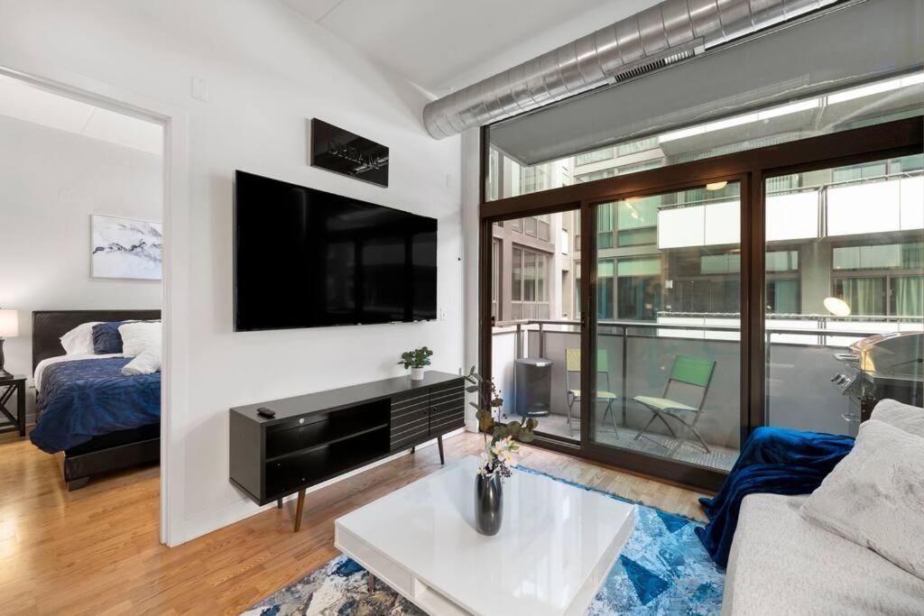 Sleek 2 Bed 2 Bath In Trendy Fulton Market