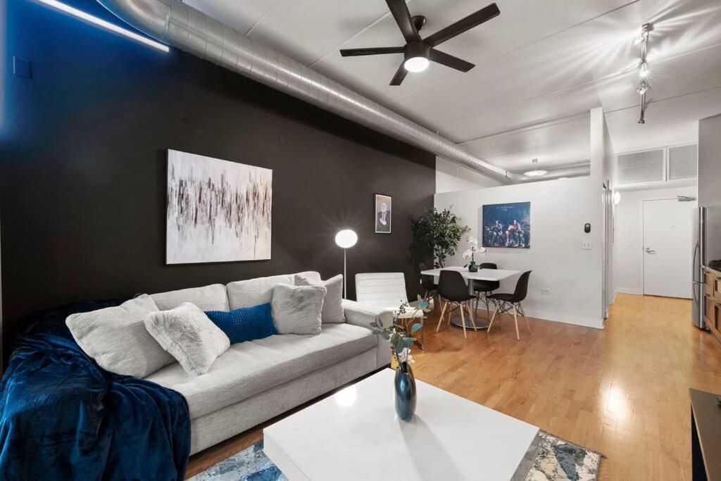 Apartment Sleek 2 Bed 2 Bath In Trendy Fulton Market Chicago