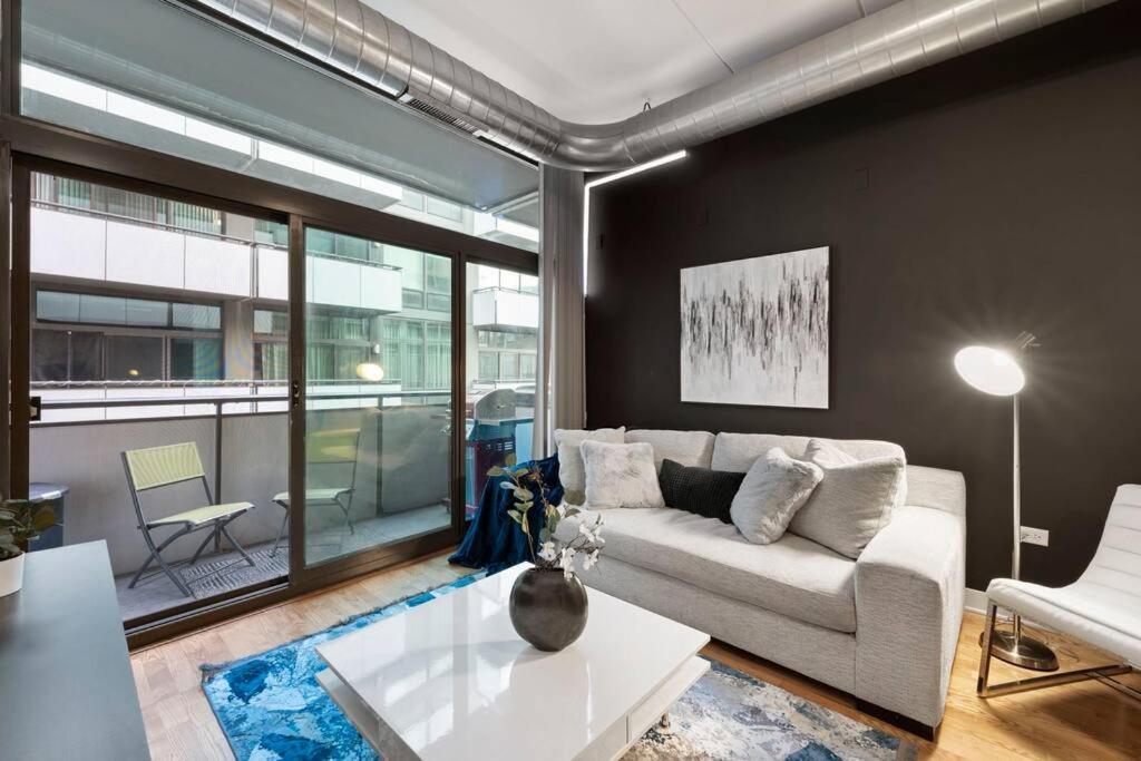 Sleek 2 Bed 2 Bath In Trendy Fulton Market