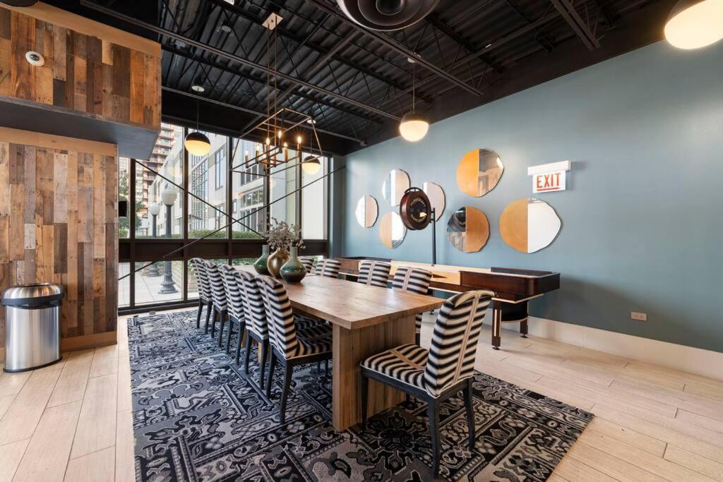 Sleek 2 Bed 2 Bath In Trendy Fulton Market