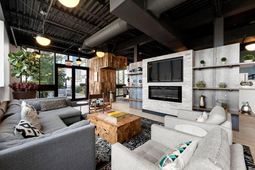 Sleek 2 Bed 2 Bath In Trendy Fulton Market Chicago