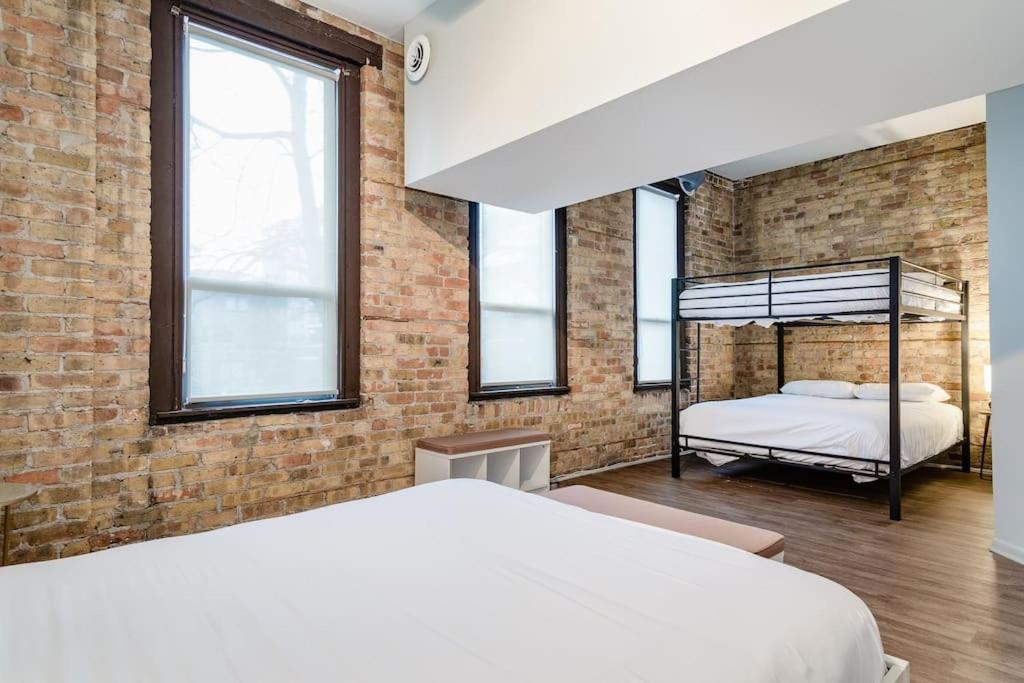 Beautifully Remodeled Second Floor Flat In River North - 2n * Chicago
