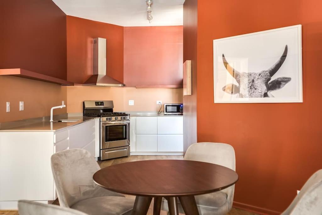 Apartment Beautifully Remodeled Second Floor Flat In River North - 2n *