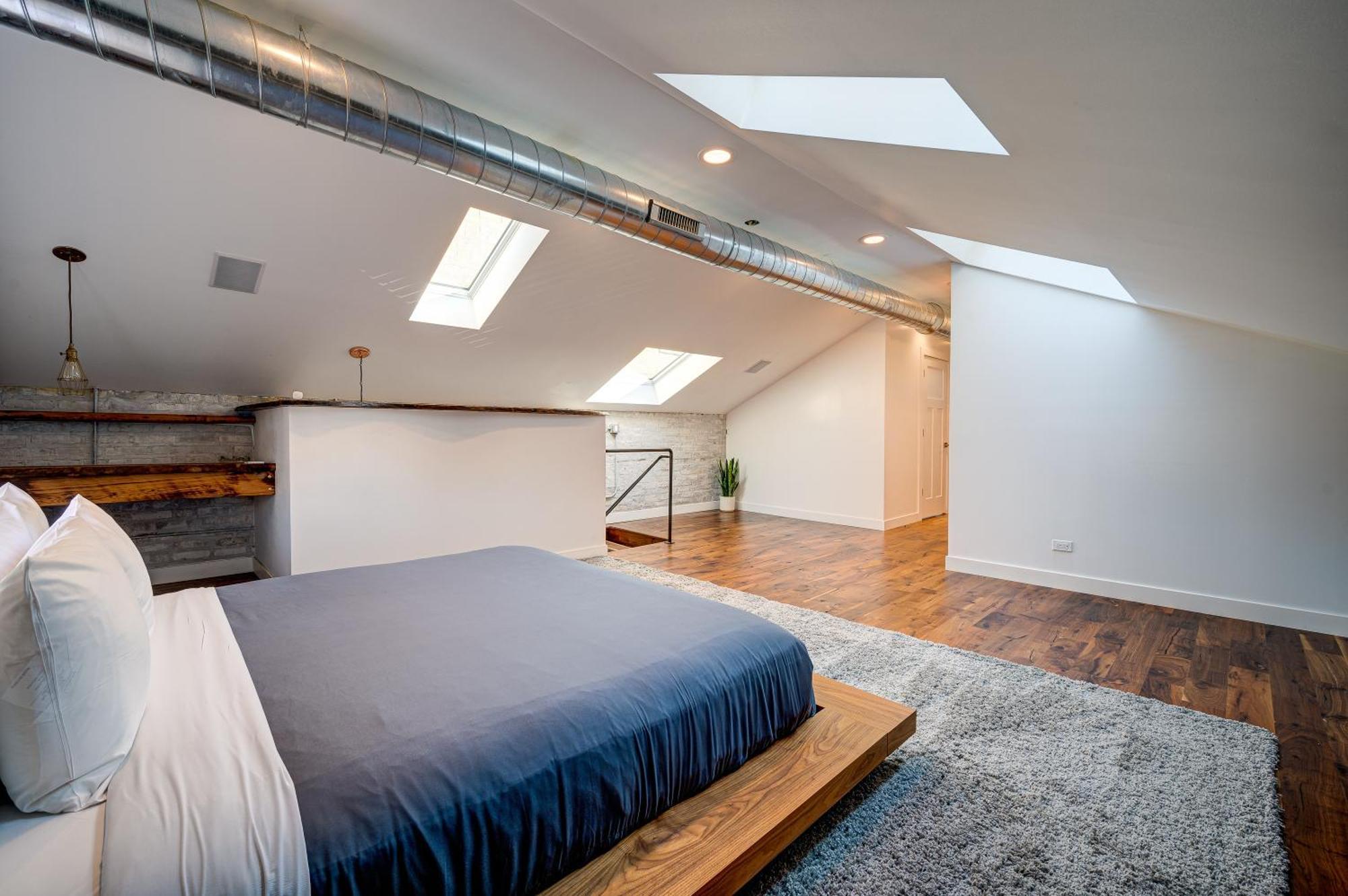 Floor In The Heart Of West Town! Perfect For Any Group And Pet Friendly! Apts