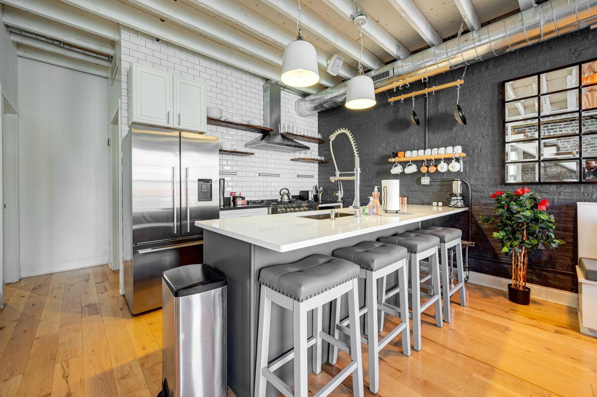 Floor In The Heart Of West Town! Perfect For Any Group And Pet Friendly! Apts Apartment Chicago