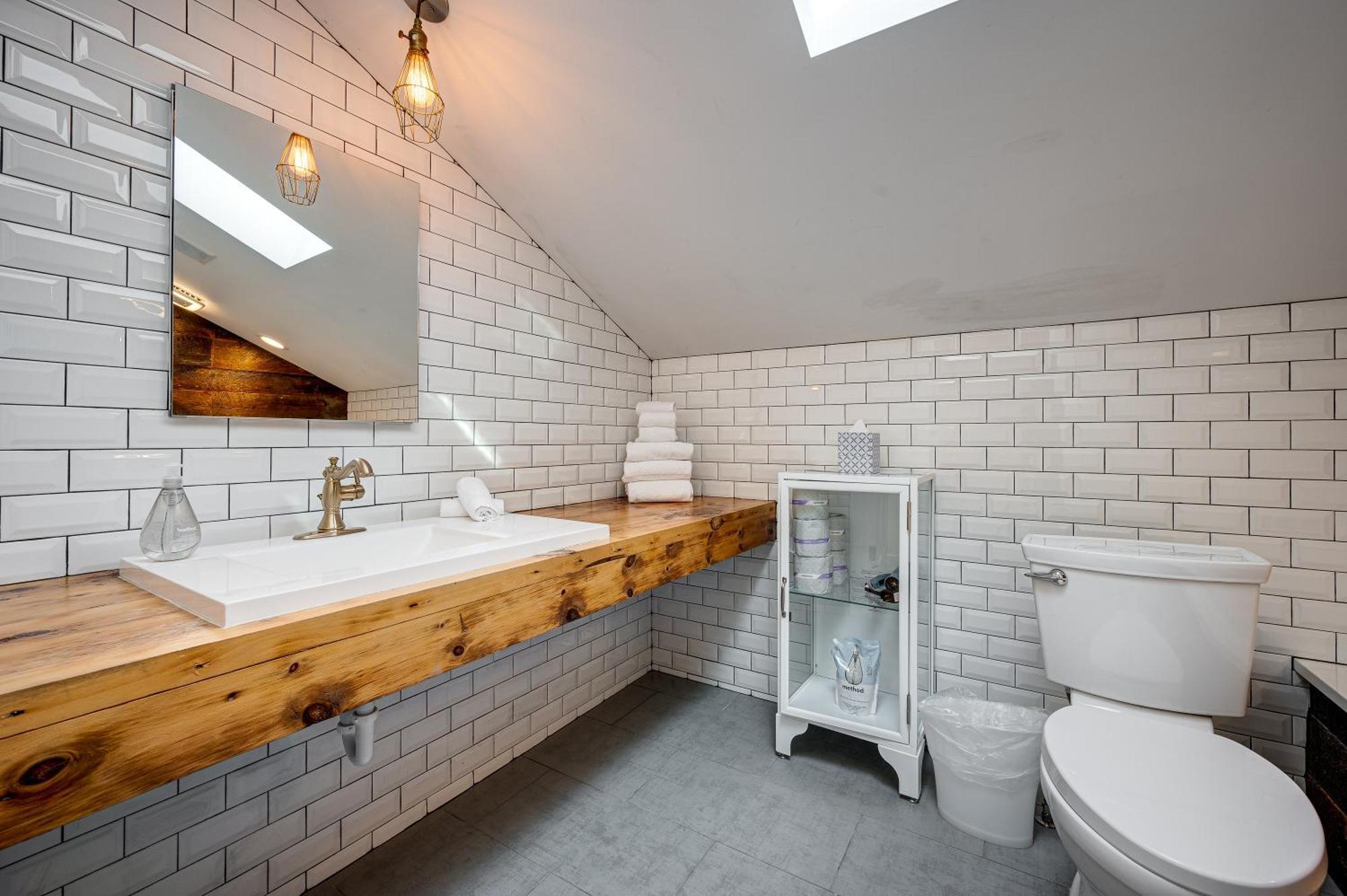 Floor In The Heart Of West Town! Perfect For Any Group And Pet Friendly! Apts Apartment Chicago