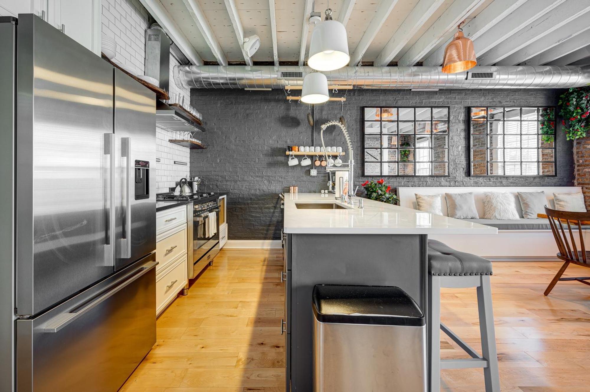 Floor In The Heart Of West Town! Perfect For Any Group And Pet Friendly! Apts Apartment *