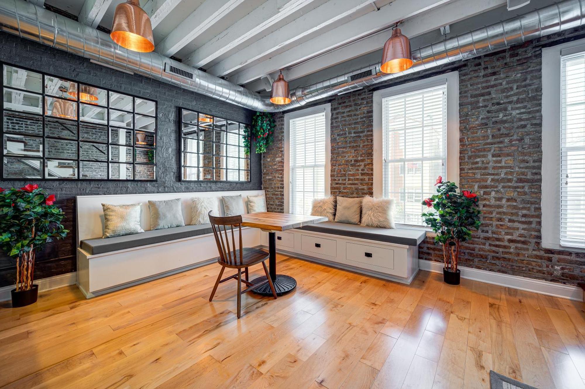 Floor In The Heart Of West Town! Perfect For Any Group And Pet Friendly! Apts Chicago