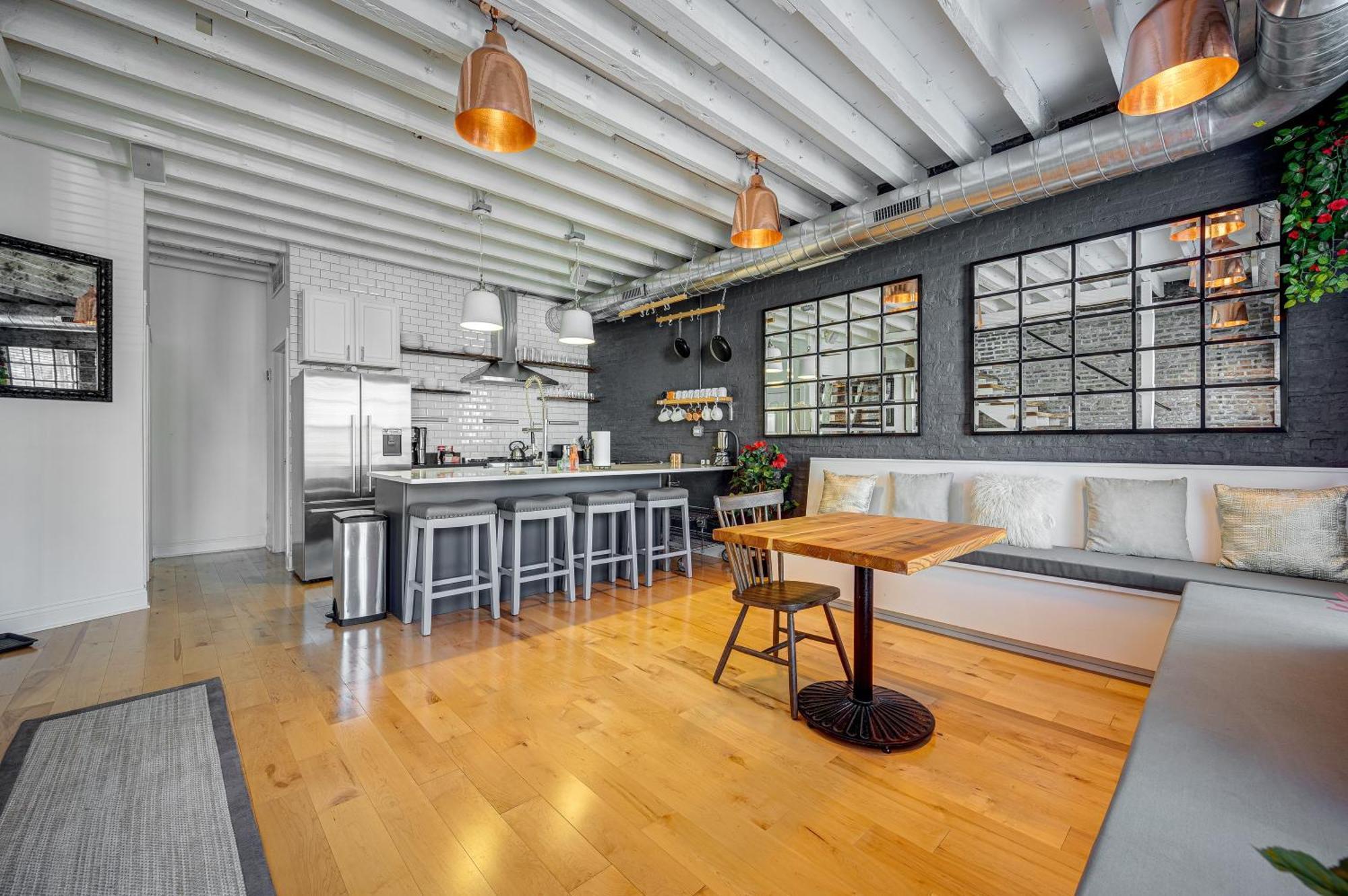 Floor In The Heart Of West Town! Perfect For Any Group And Pet Friendly! Apts Apartment Chicago
