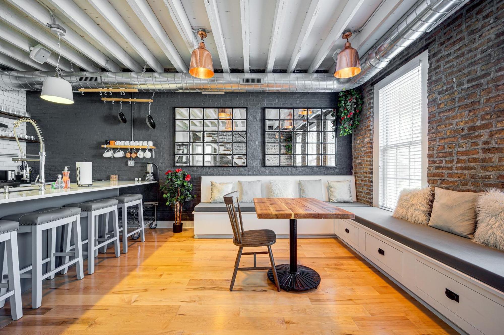 Floor In The Heart Of West Town! Perfect For Any Group And Pet Friendly! Apts Chicago