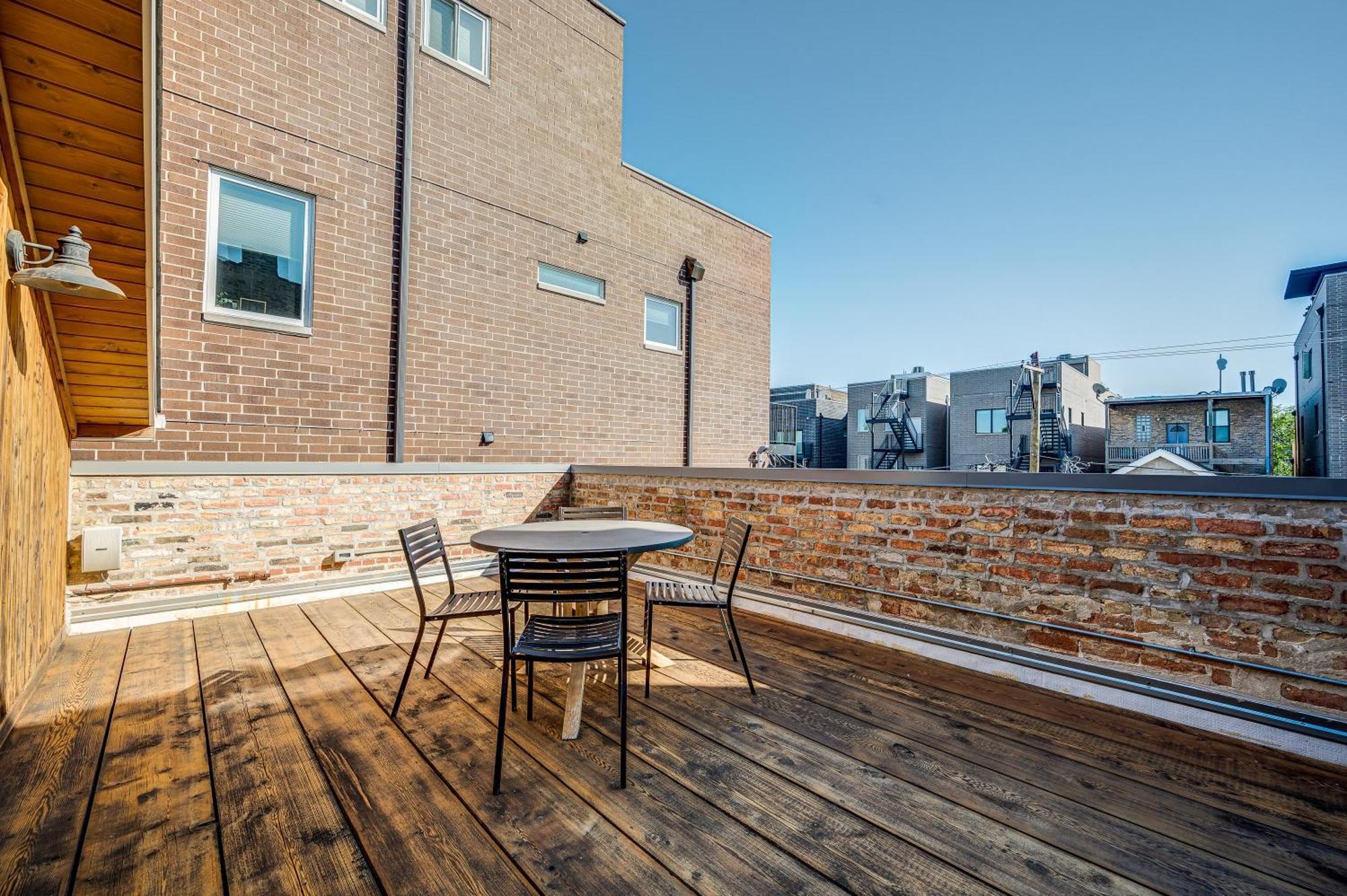 Floor In The Heart Of West Town! Perfect For Any Group And Pet Friendly! Apts * Chicago