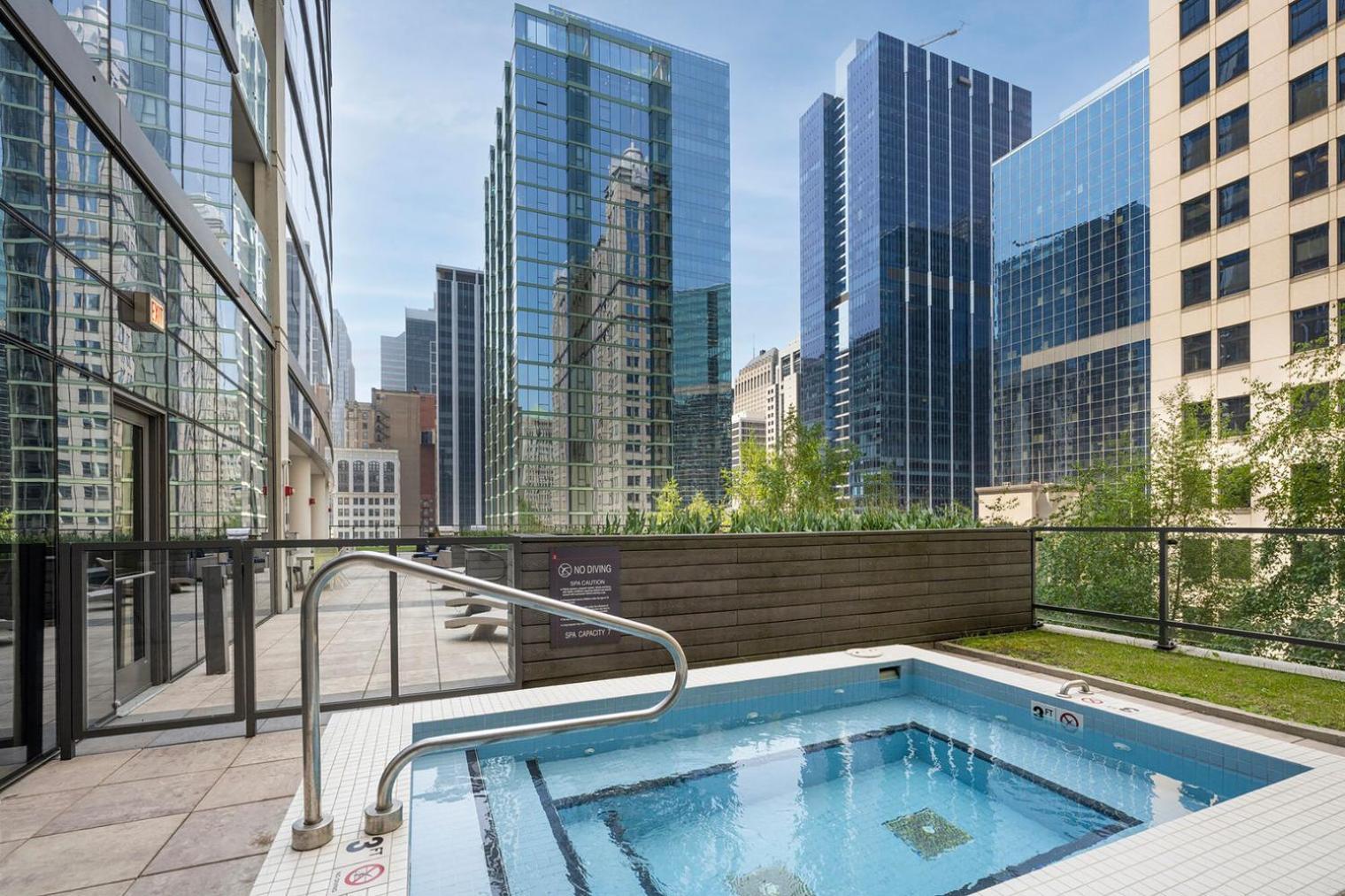 Loop W Pool Gym Nr Theatre District Chi-272