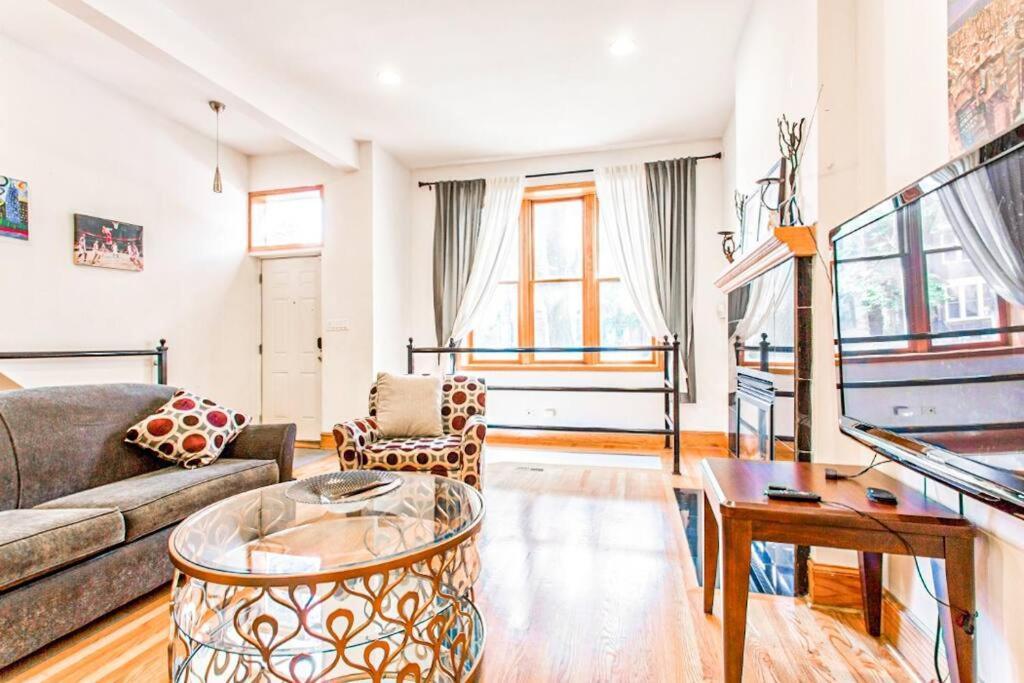 Spacious & Stylish At The Heart Of Wicker Park *