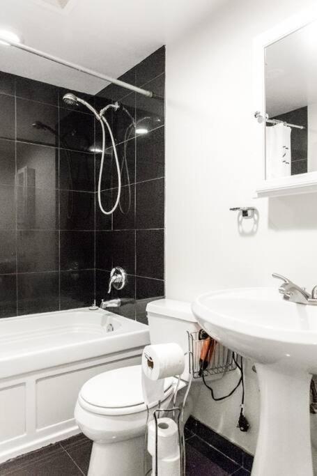 Spacious & Stylish At The Heart Of Wicker Park Apartment