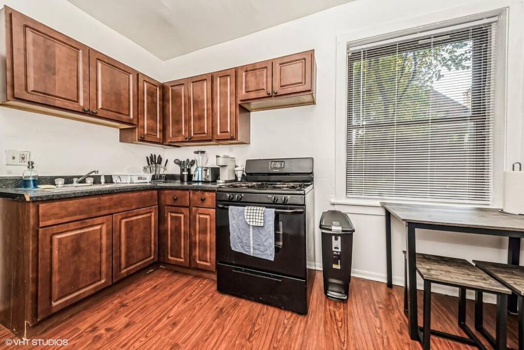 2 Bedroom Near Downtown And The Lakefront Apartment