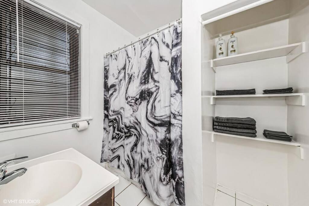 2 Bedroom Near Downtown And The Lakefront Apartment *