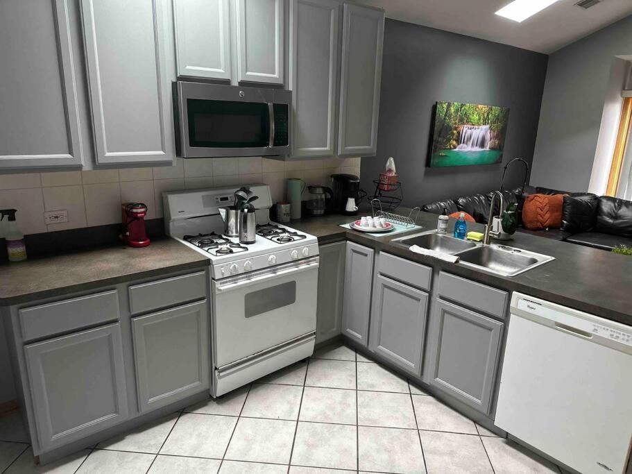 3br 2ba Near Rush Hospital * Chicago