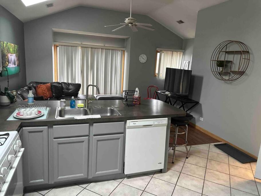 3br 2ba Near Rush Hospital Apartment