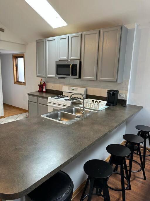 Apartment 3br 2ba Near Rush Hospital *