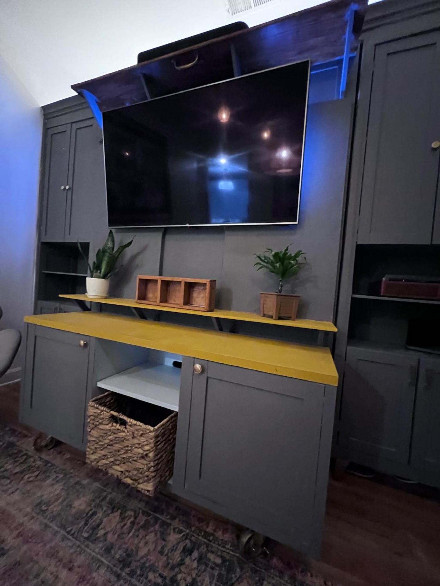 Cozy Castle - Centrally Located Connected Apartment Chicago