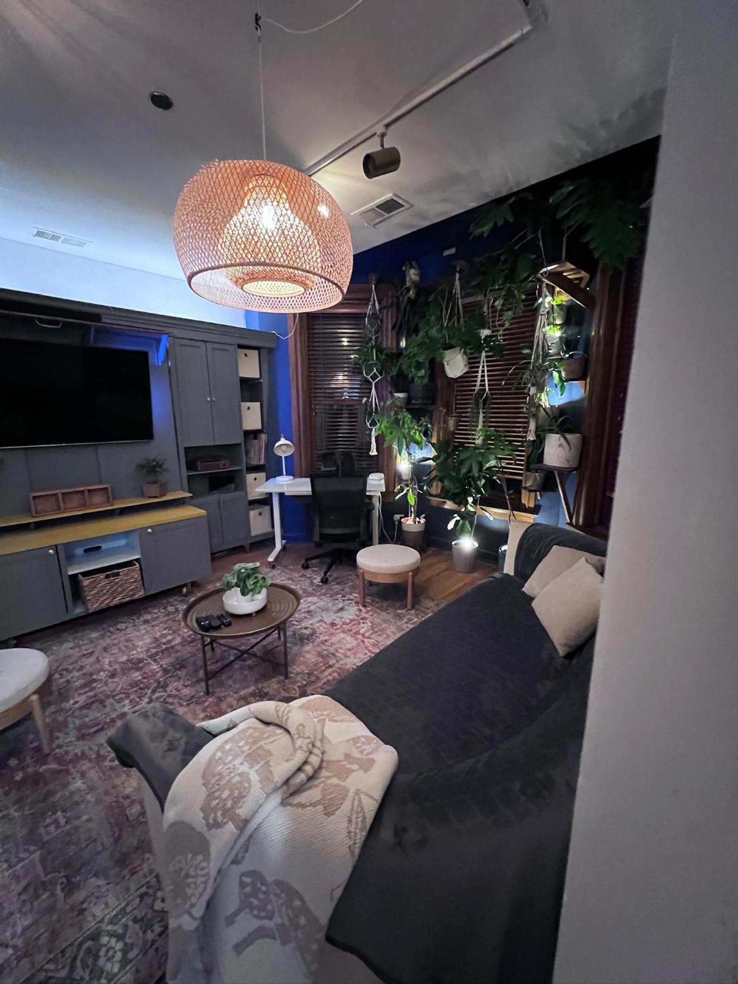 Cozy Castle - Centrally Located Connected Apartment *