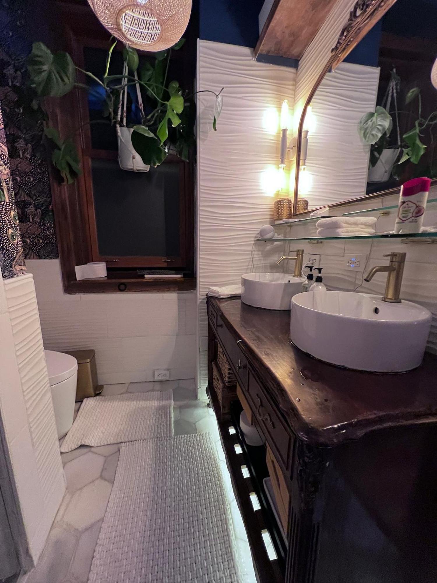 Apartment Cozy Castle - Centrally Located Connected Chicago