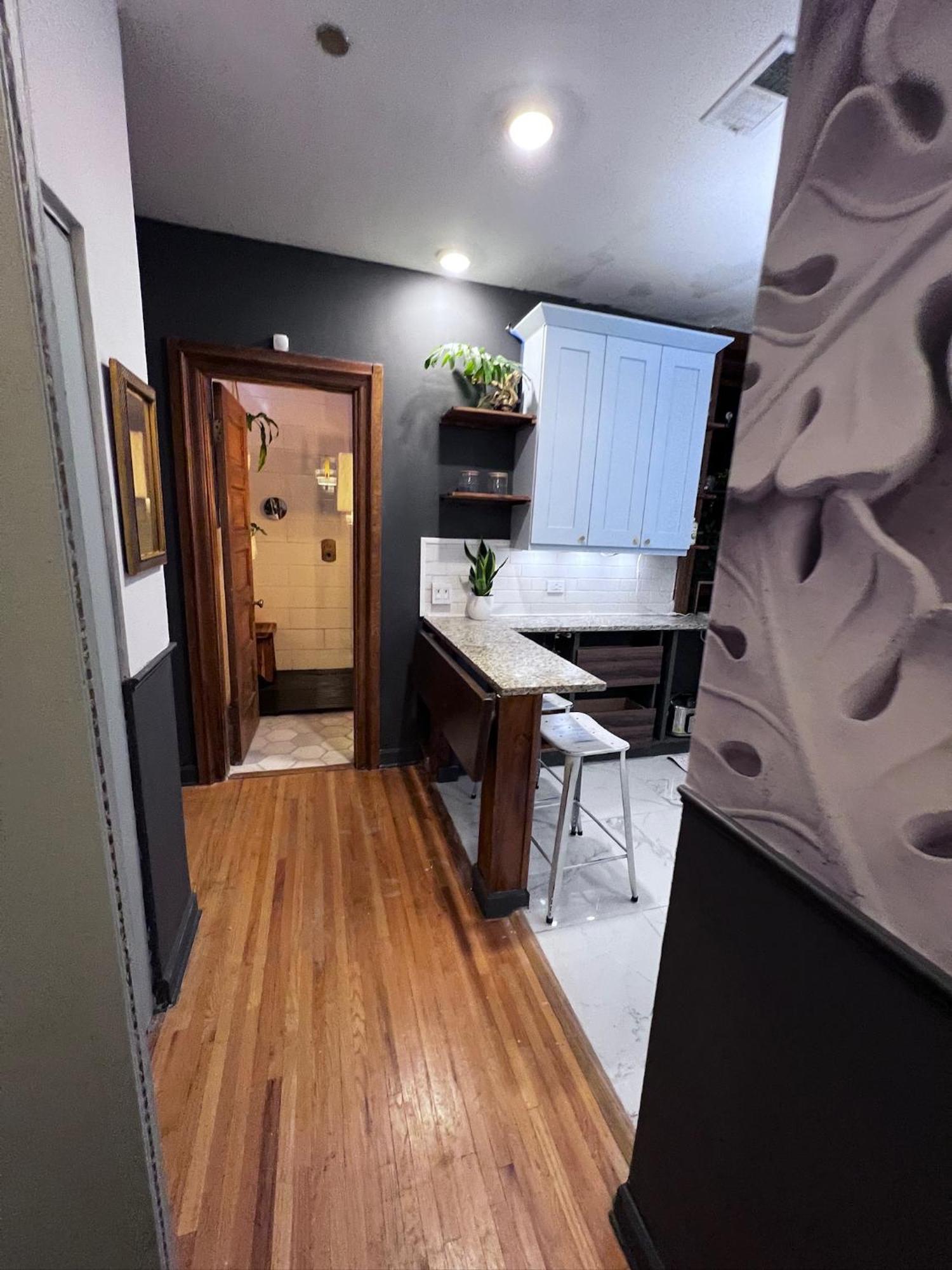 Apartment Cozy Castle - Centrally Located Connected Chicago