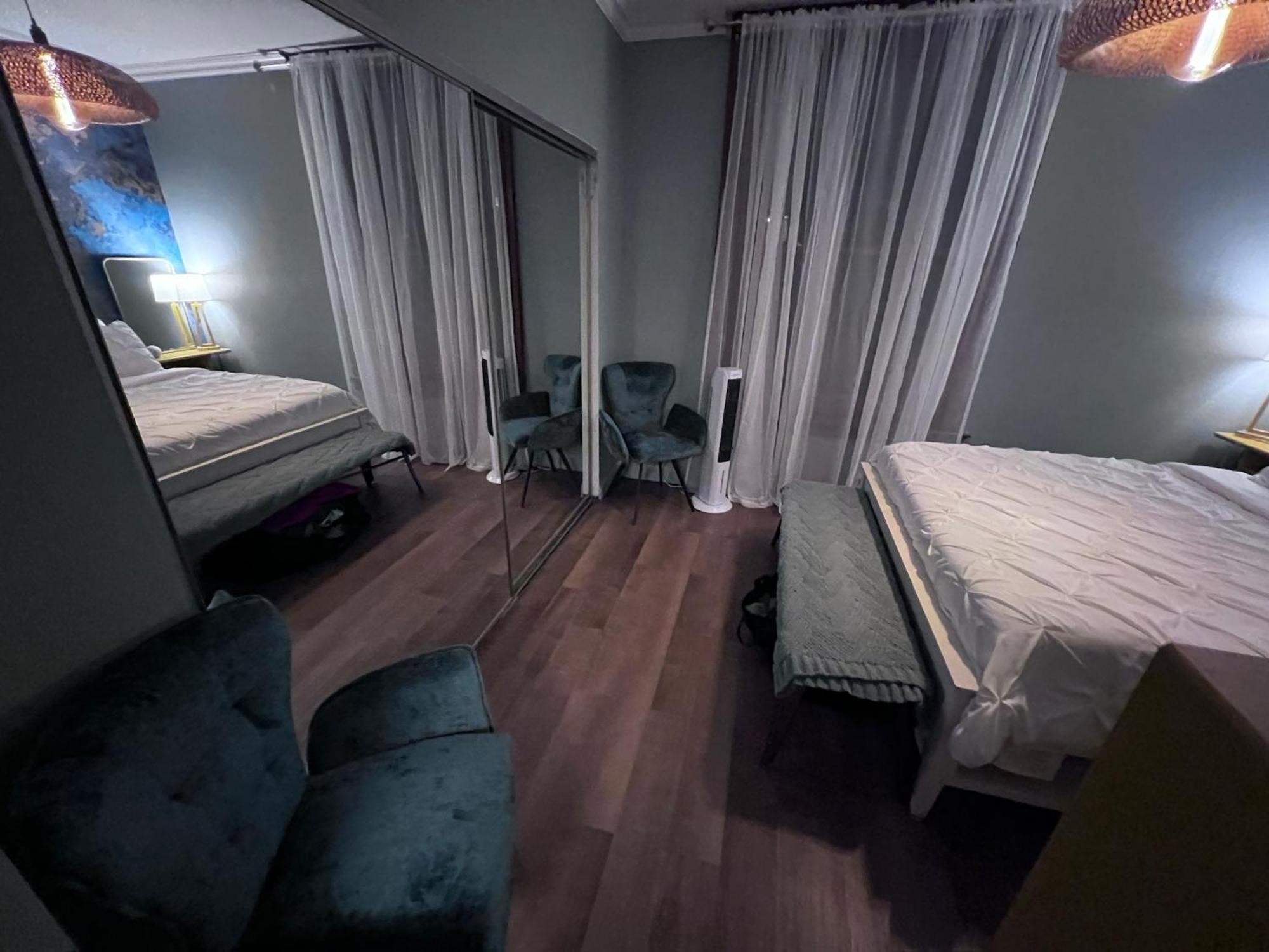 Cozy Castle - Centrally Located Connected Apartment *
