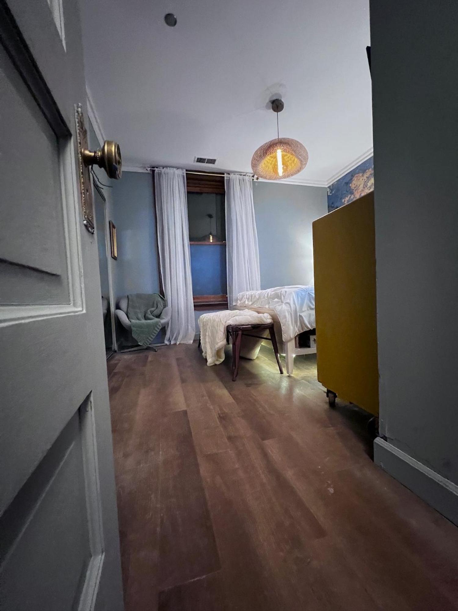 Cozy Castle - Centrally Located Connected Apartment